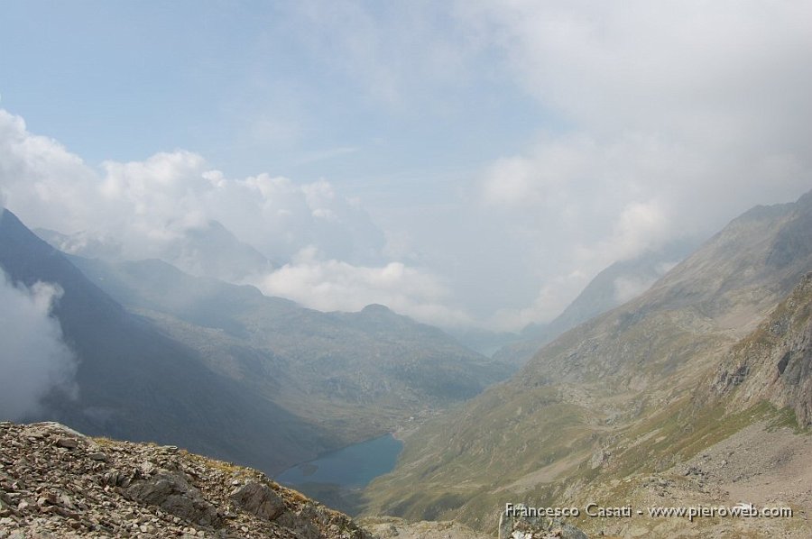 06-Un momento di sole al passo e la vista sui laghi.jpg